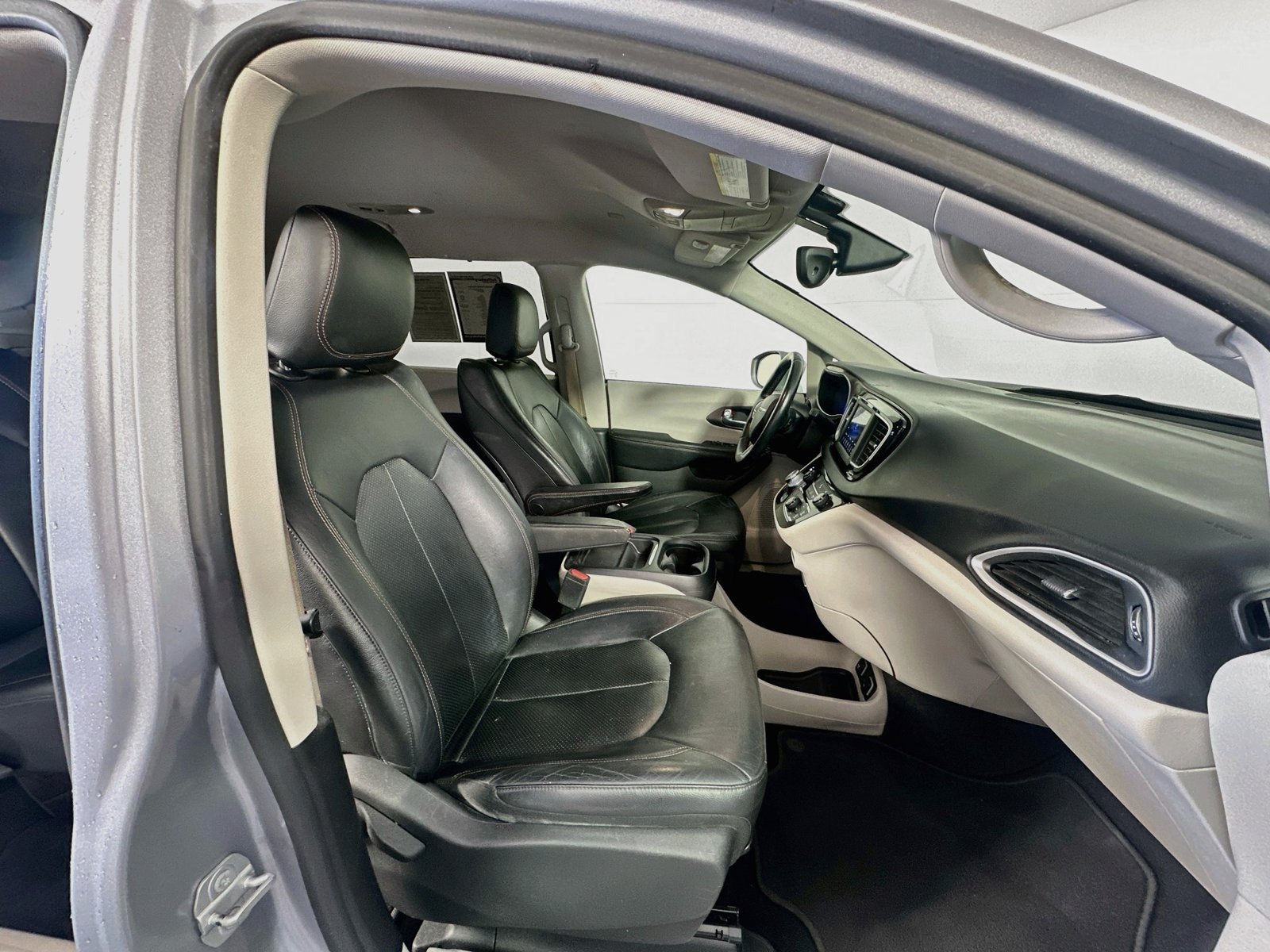 Used 2019 Chrysler Pacifica Touring-L FWD image 27