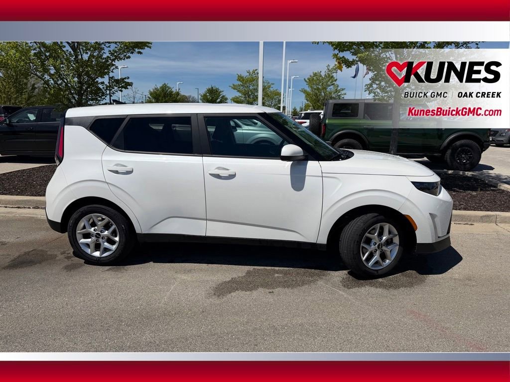 Used 2025 Kia Soul LX w/ LX Technology Package FWD image 3