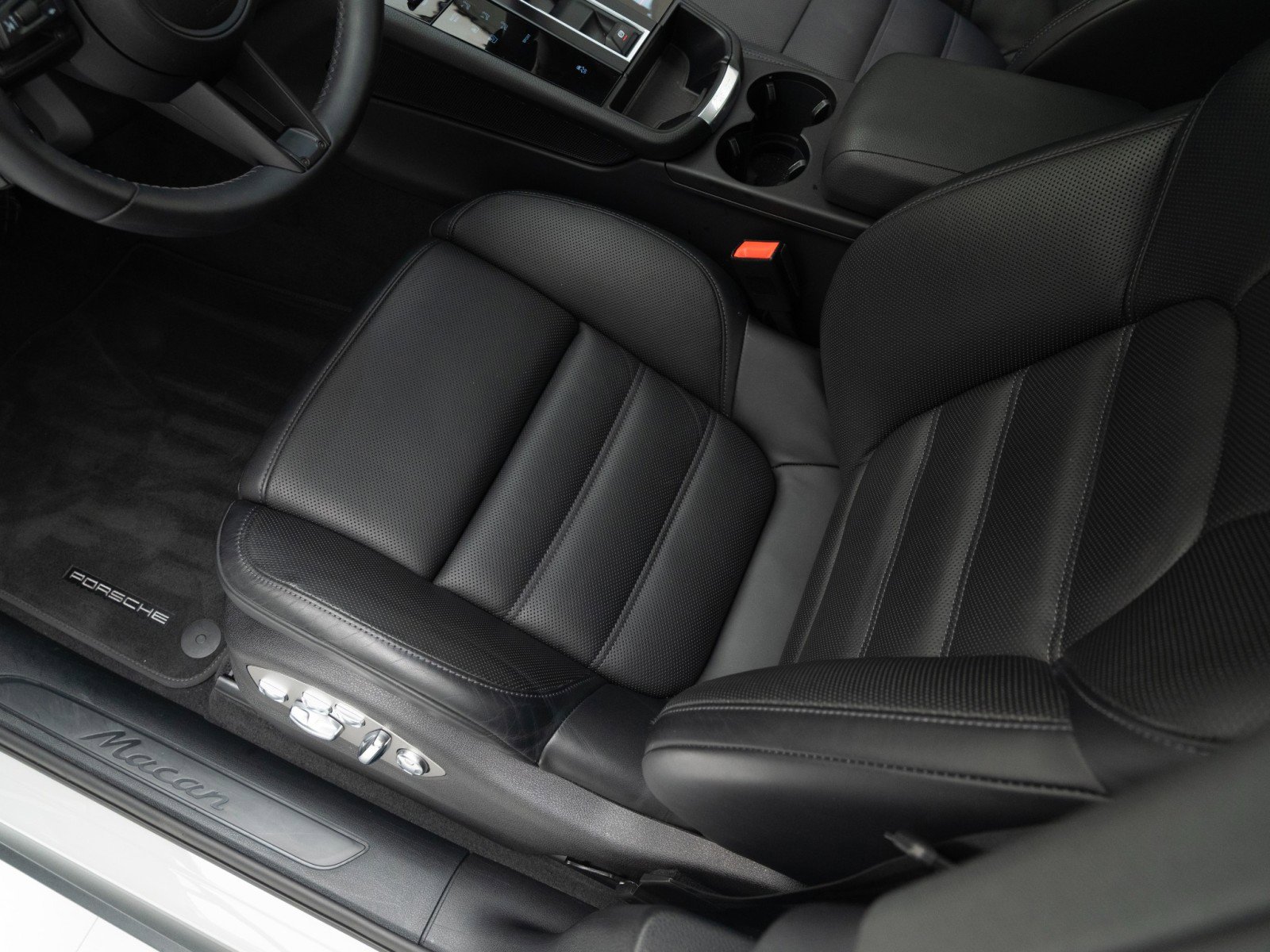 Certified 2025 Porsche Macan image 17