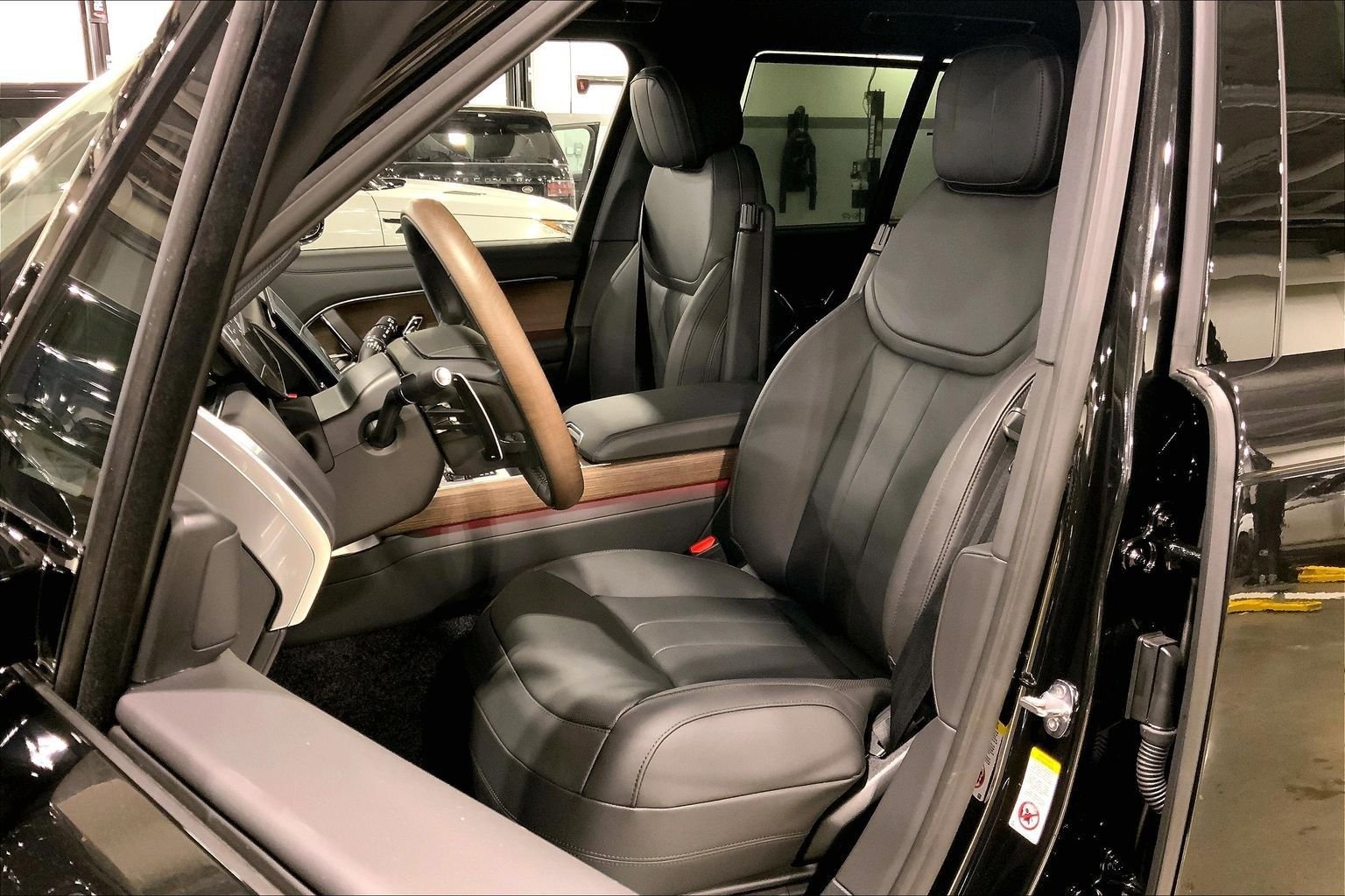 New 2026 Land Rover Range Rover SE image 9
