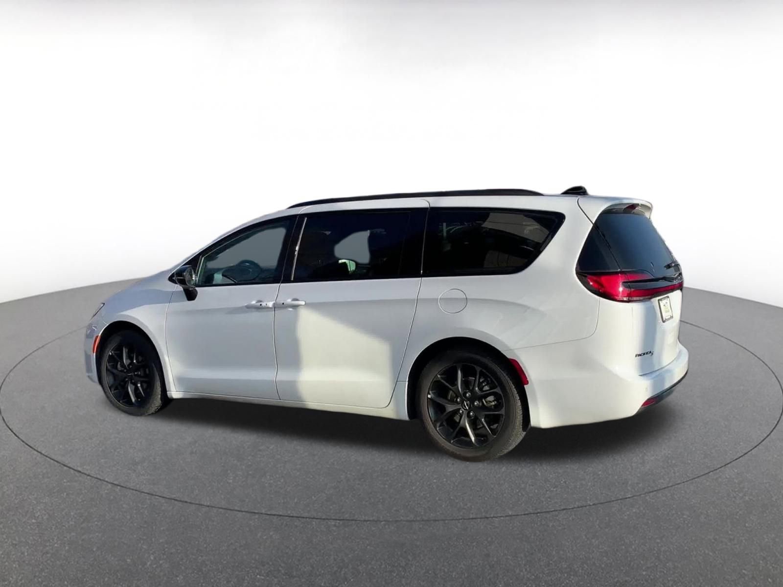 Used 2025 Chrysler Pacifica Limited image 10