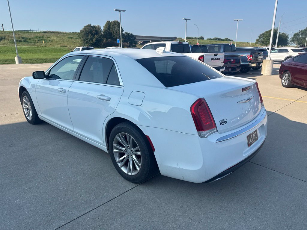 Used 2017 Chrysler 300 Limited RWD image 5