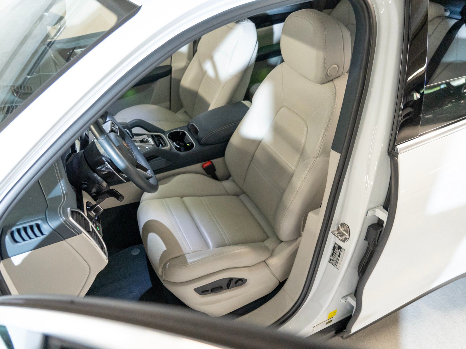 Certified 2023 Porsche Cayenne AWD/4WD image 5