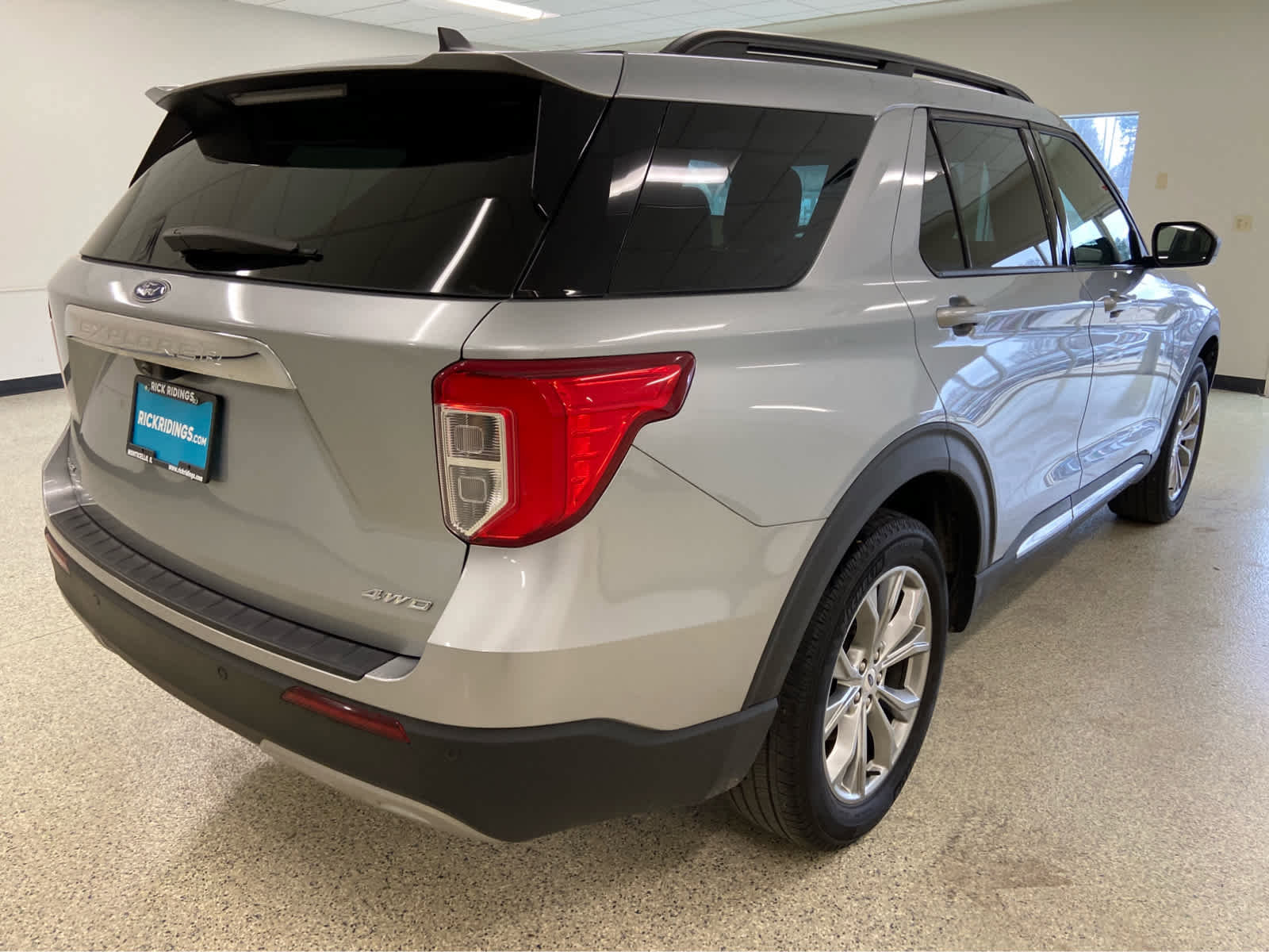 Used 2023 Ford Explorer XLT w/ Equipment Group 202A AWD/4WD image 8