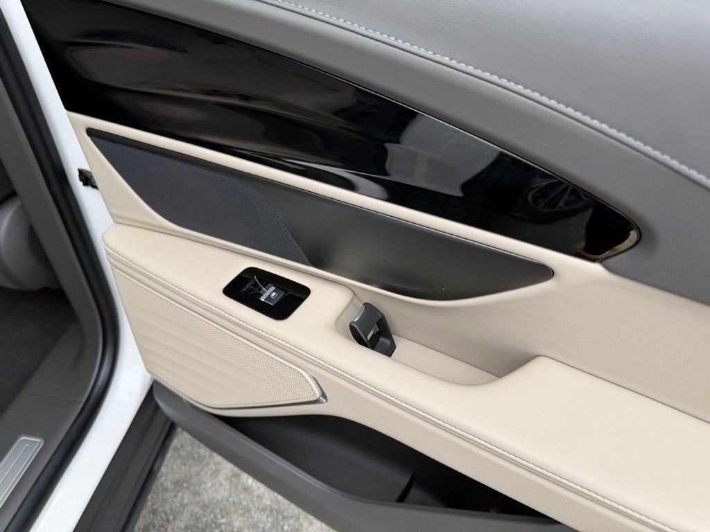 Used 2025 Lincoln Nautilus Premier image 36