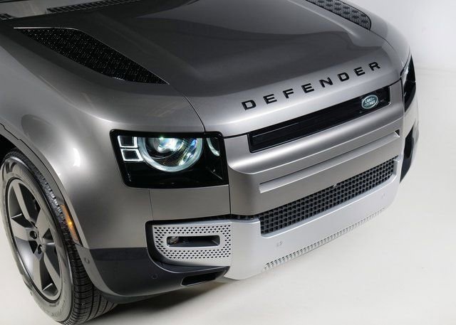 Used 2025 Land Rover Defender 110 S image 28