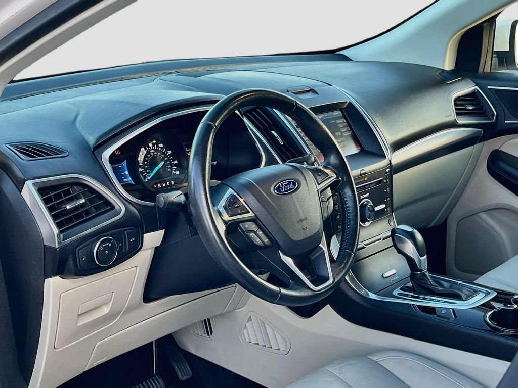 Used 2015 Ford Edge Titanium w/ Technology Package FWD image 9