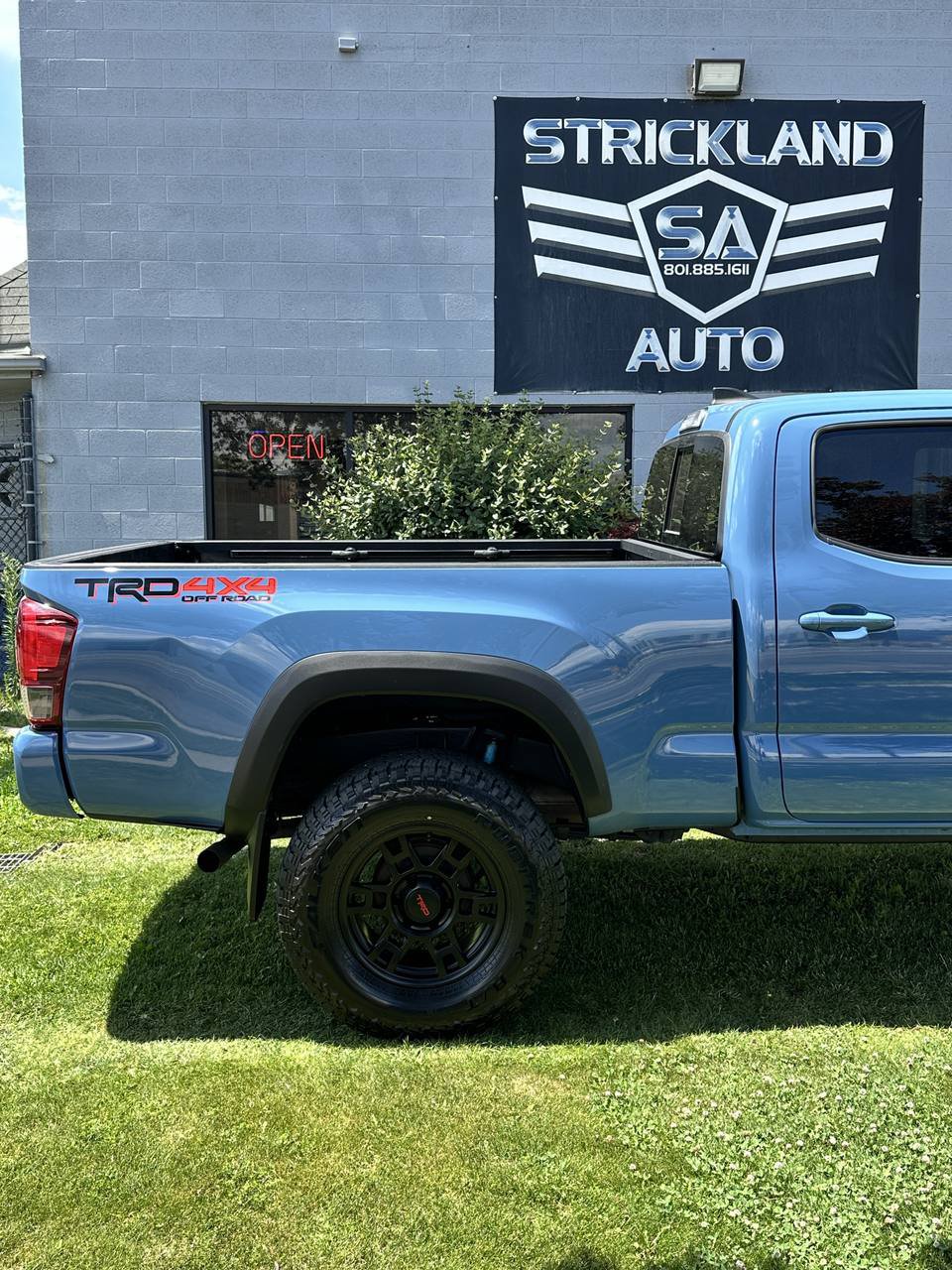 Used 2019 Toyota Tacoma TRD Off-Road w/ Technology Package AWD/4WD image 6