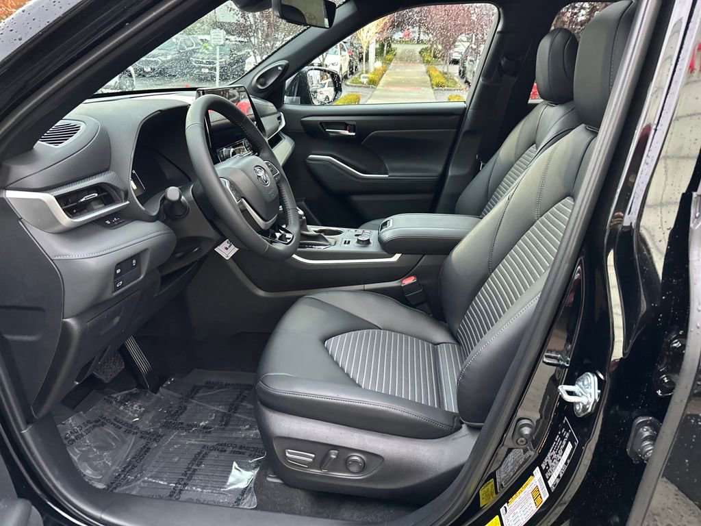 New 2025 Toyota Highlander XSE image 12