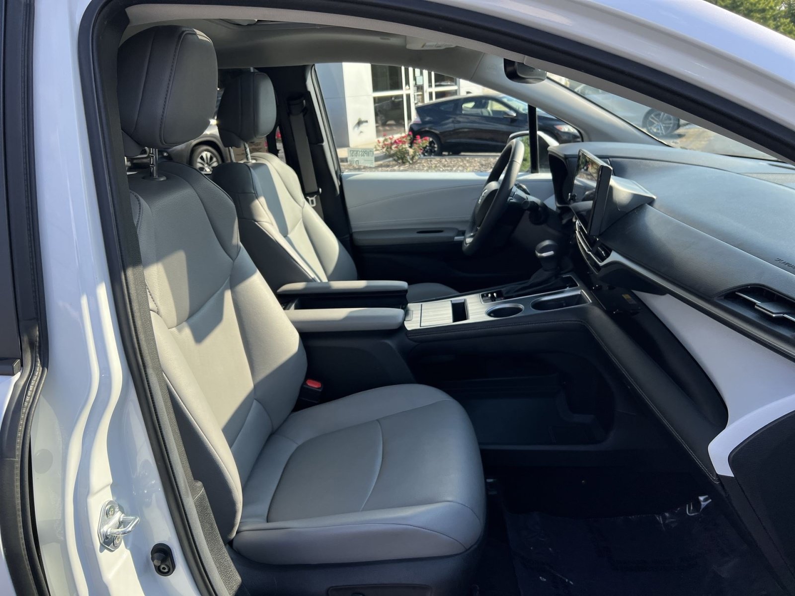 Used 2025 Toyota Sienna XLE AWD/4WD image 28