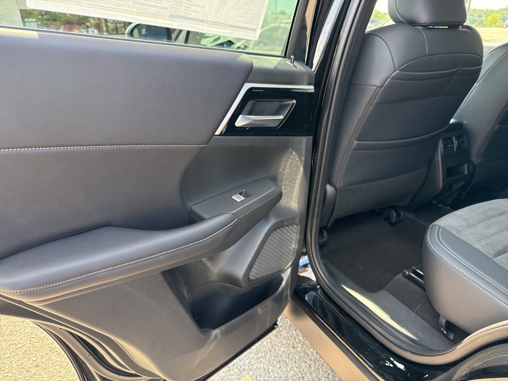 New 2025 Mitsubishi Outlander SE image 19
