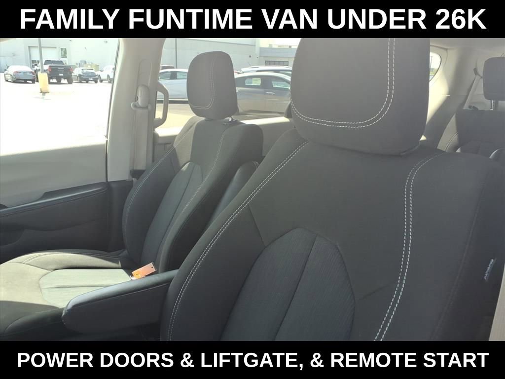 Used 2023 Chrysler Voyager LX image 13