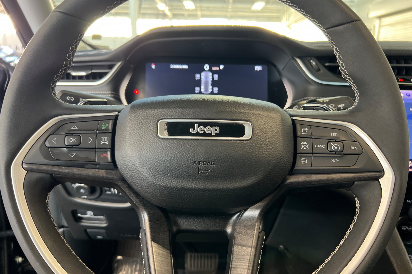 Used 2023 Jeep Grand Cherokee Limited w/ Trailer Tow Prep Group (B) AWD/4WD image 11