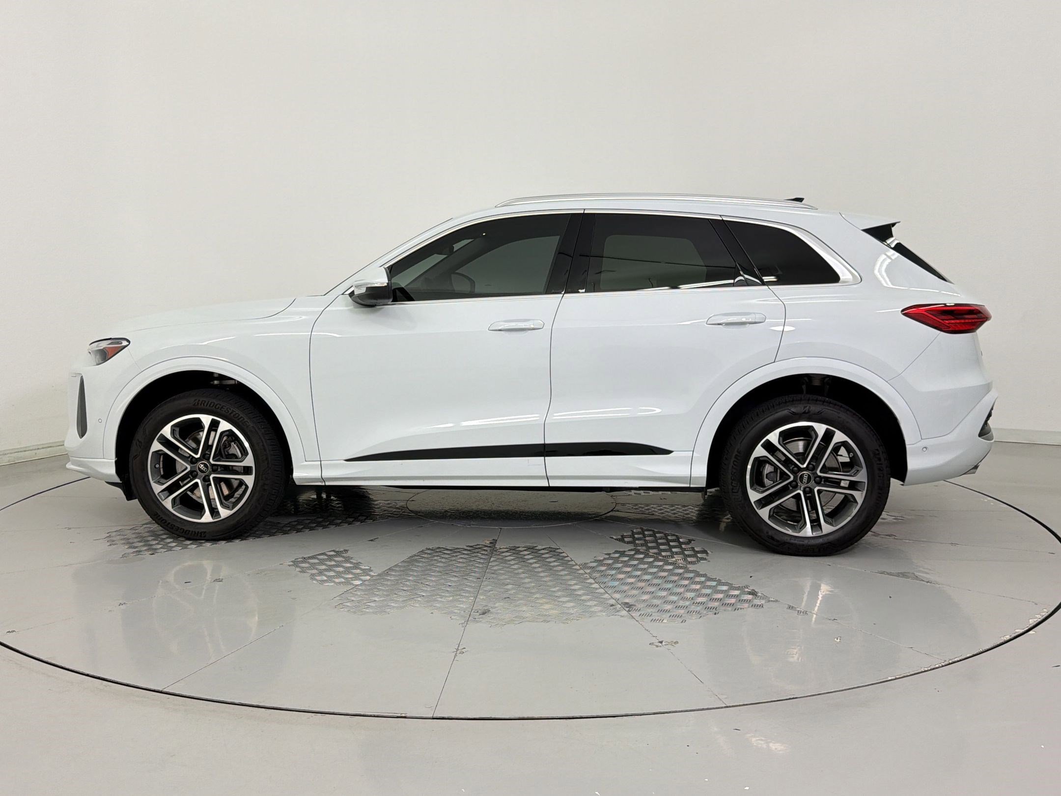 Certified 2025 Audi Q5 Premium w/ Convenience Package AWD/4WD image 2