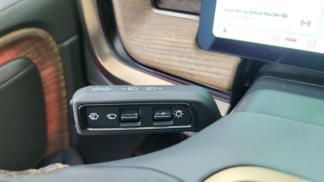 Used 2025 Rivian R1T Premium image 42