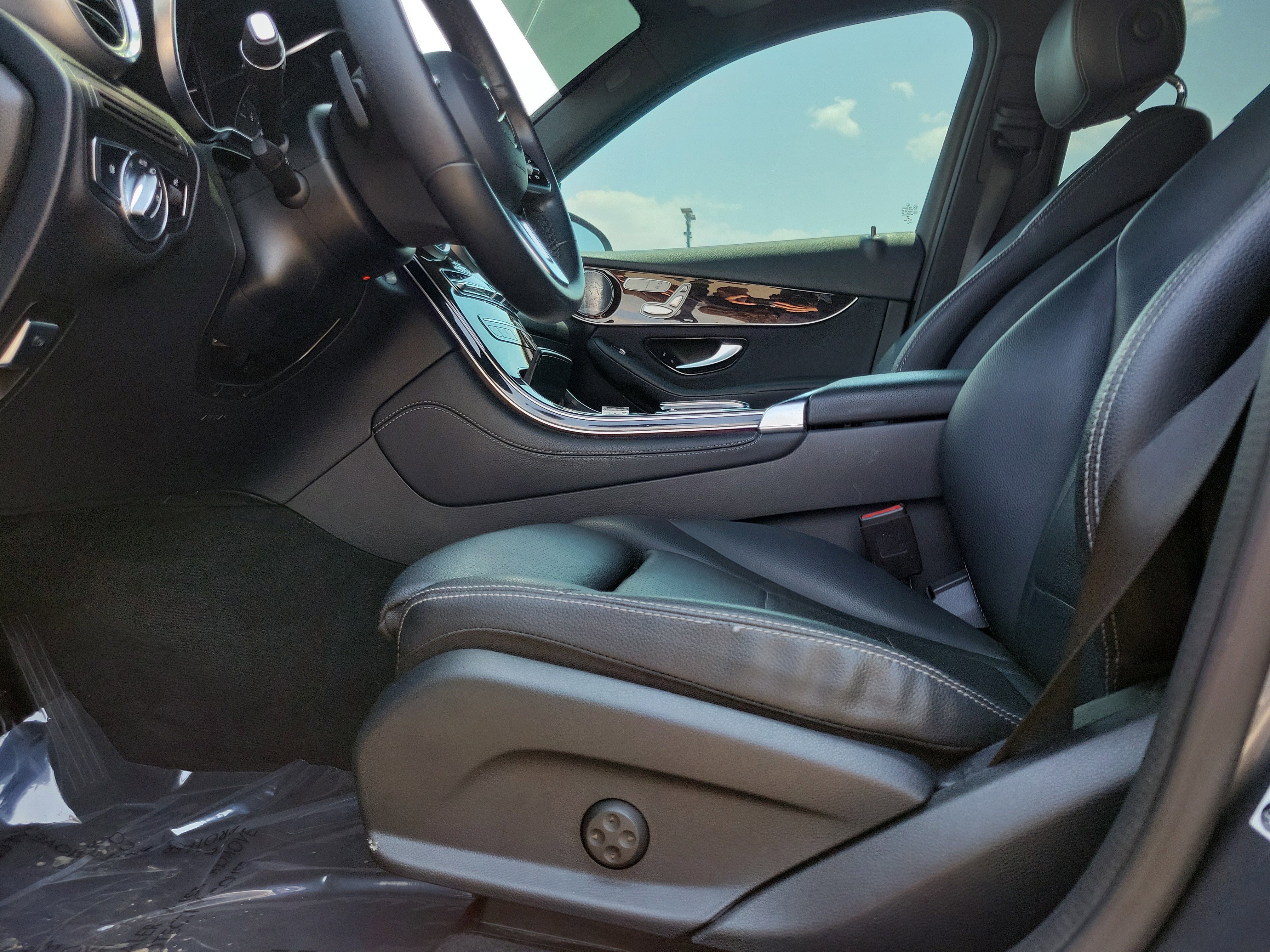 Used 2020 Mercedes-Benz GLC 300 w/ Premium Package image 16