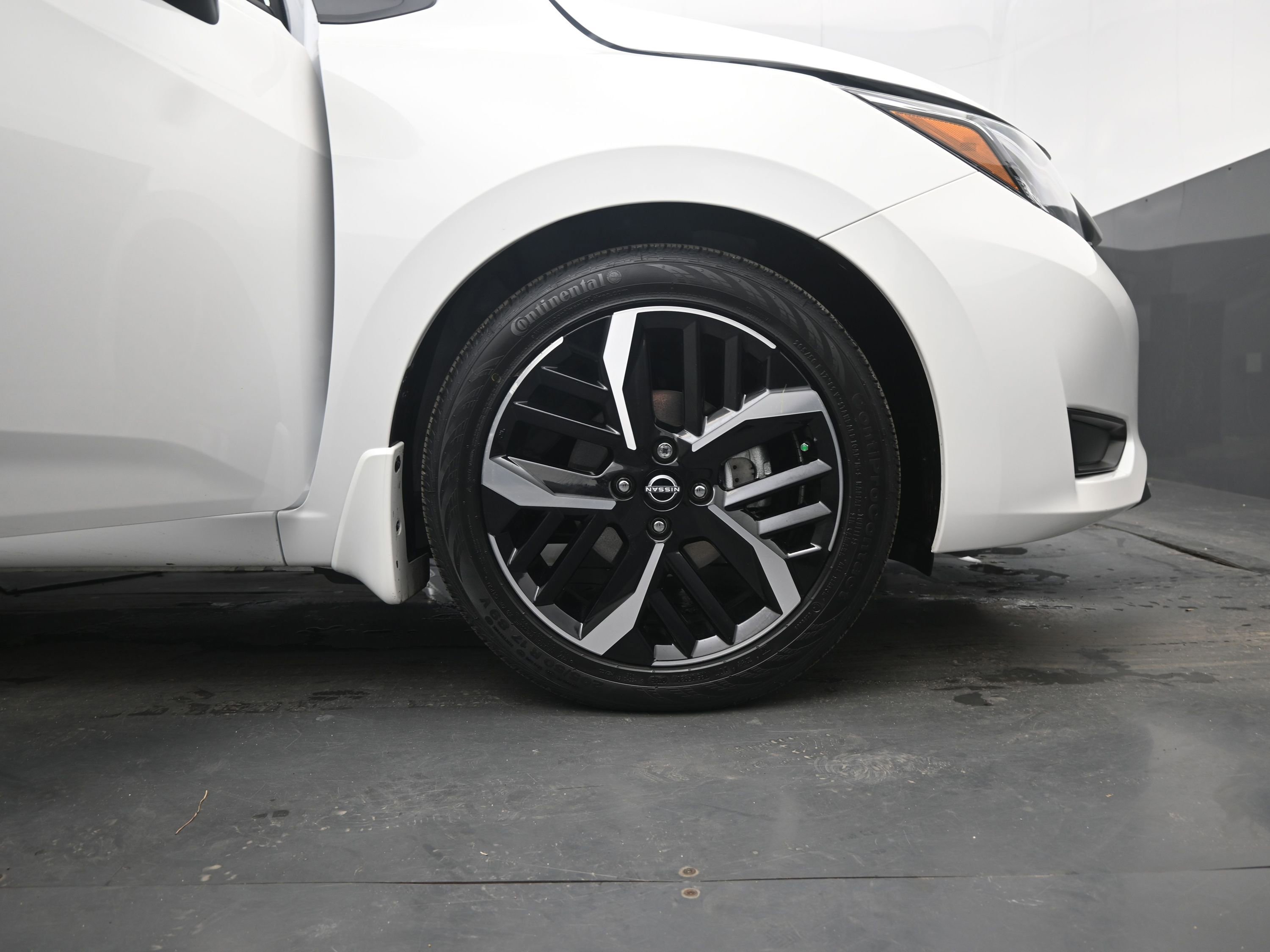 Certified 2025 Nissan Versa SR w/ Trunk Package image 21