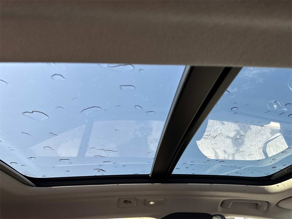 Used 2024 Volvo XC40 B5 Plus image 18