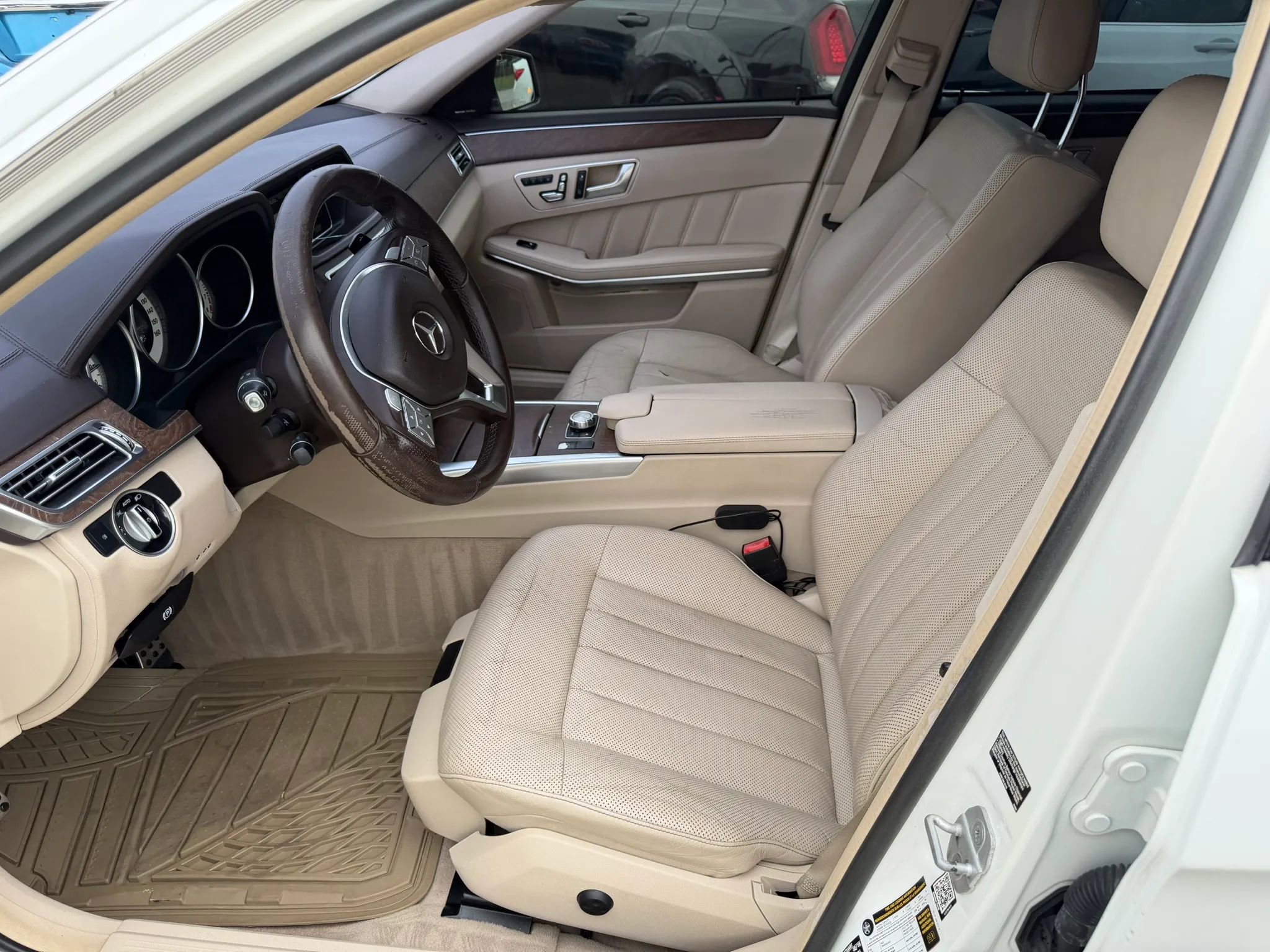 Used 2015 Mercedes-Benz E 400 Sedan w/ Lighting Package image 13