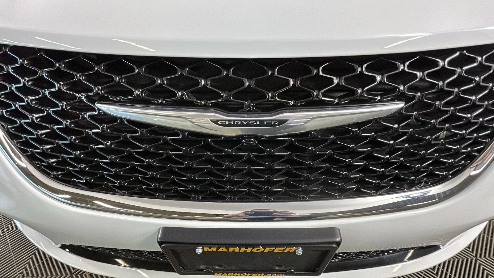 Used 2024 Chrysler Pacifica Touring-L FWD image 9