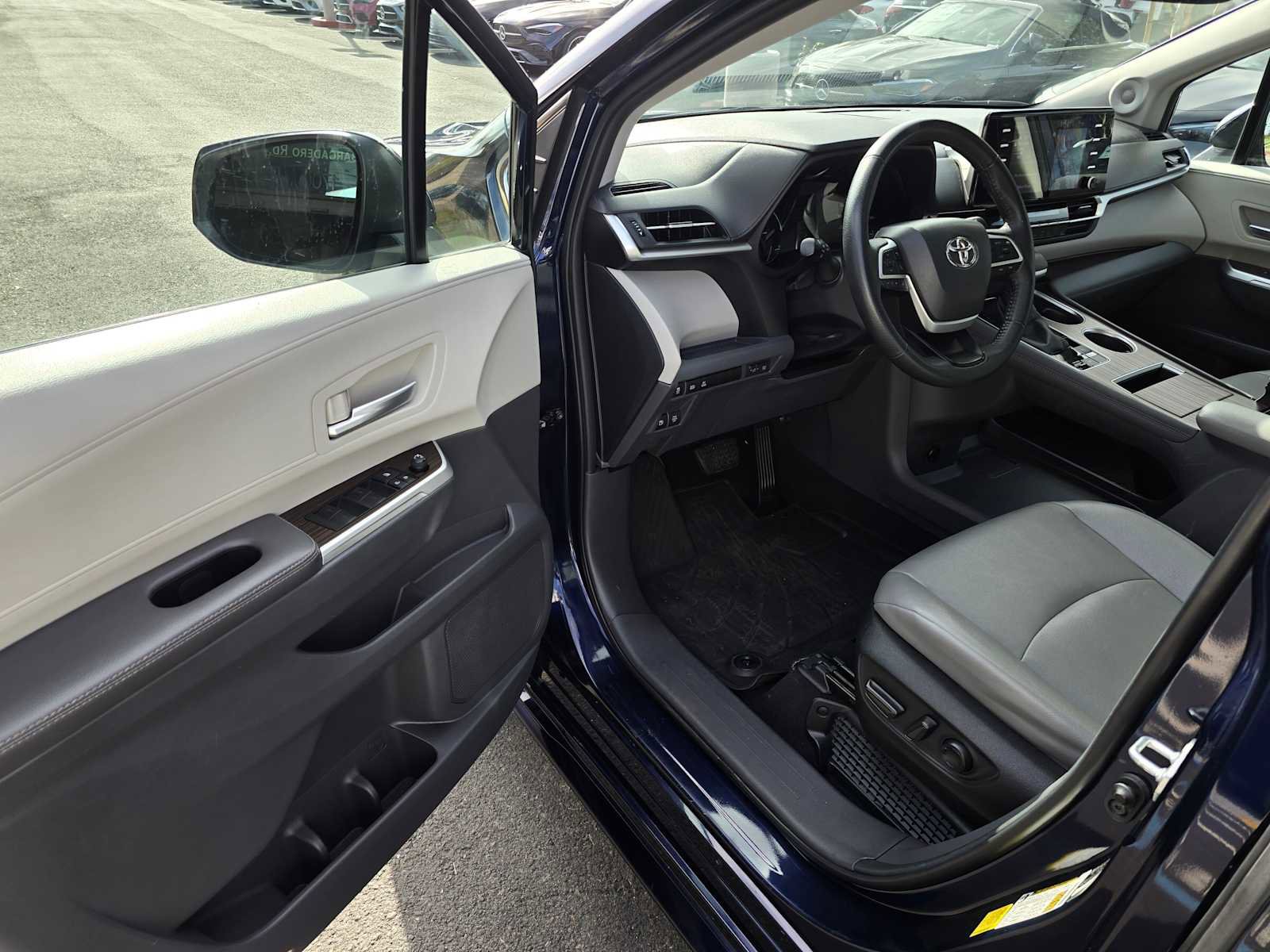 Used 2022 Toyota Sienna XLE image 21