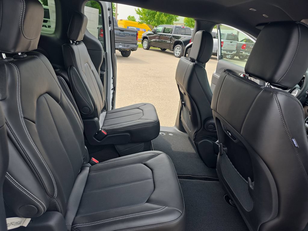 New 2027 Chrysler Pacifica Select AWD/4WD image 11
