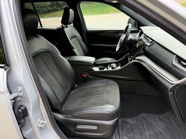 Used 2025 Jeep Grand Cherokee Altitude AWD/4WD image 18