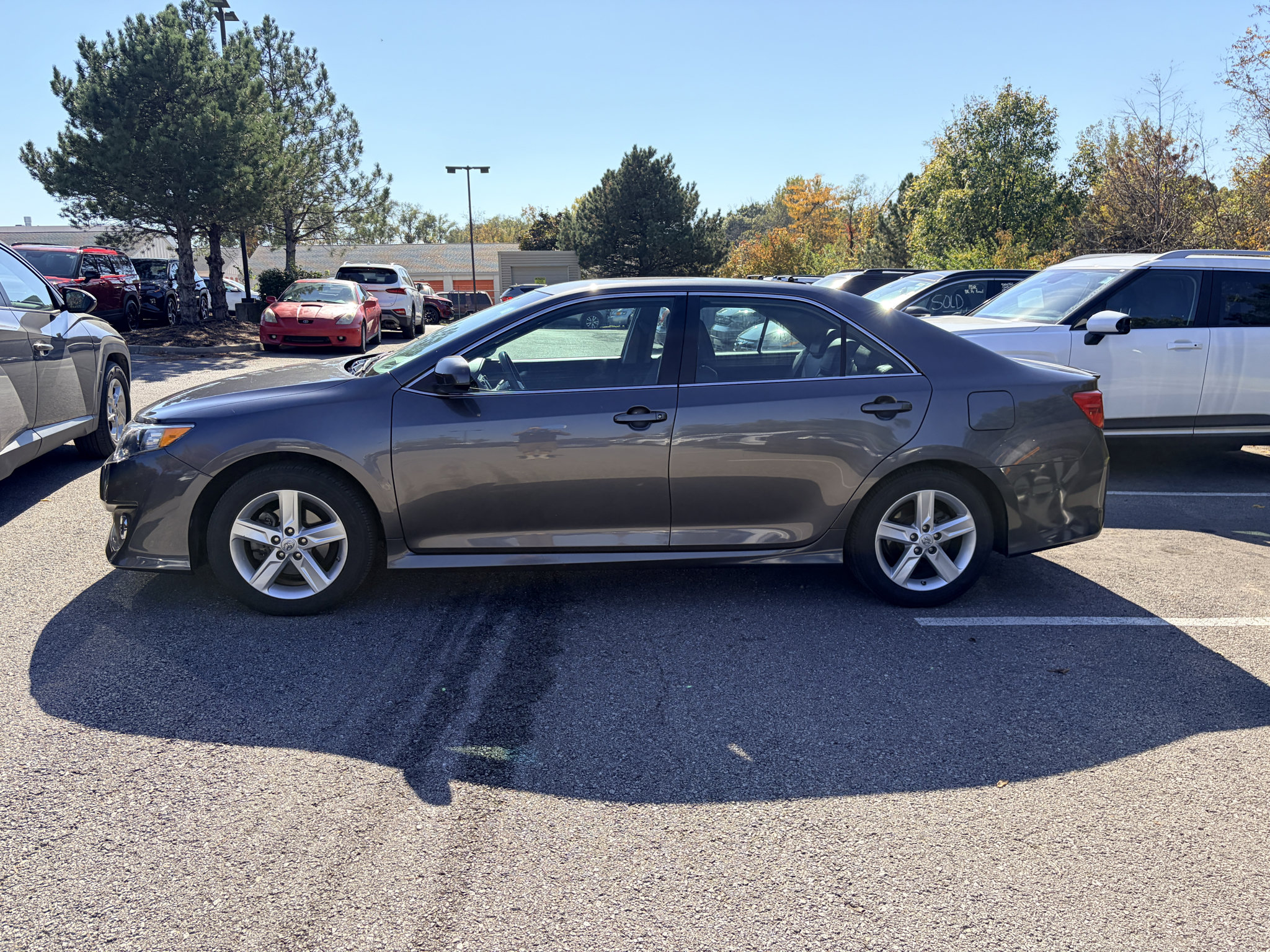 Used 2014 Toyota Camry SE FWD image 2