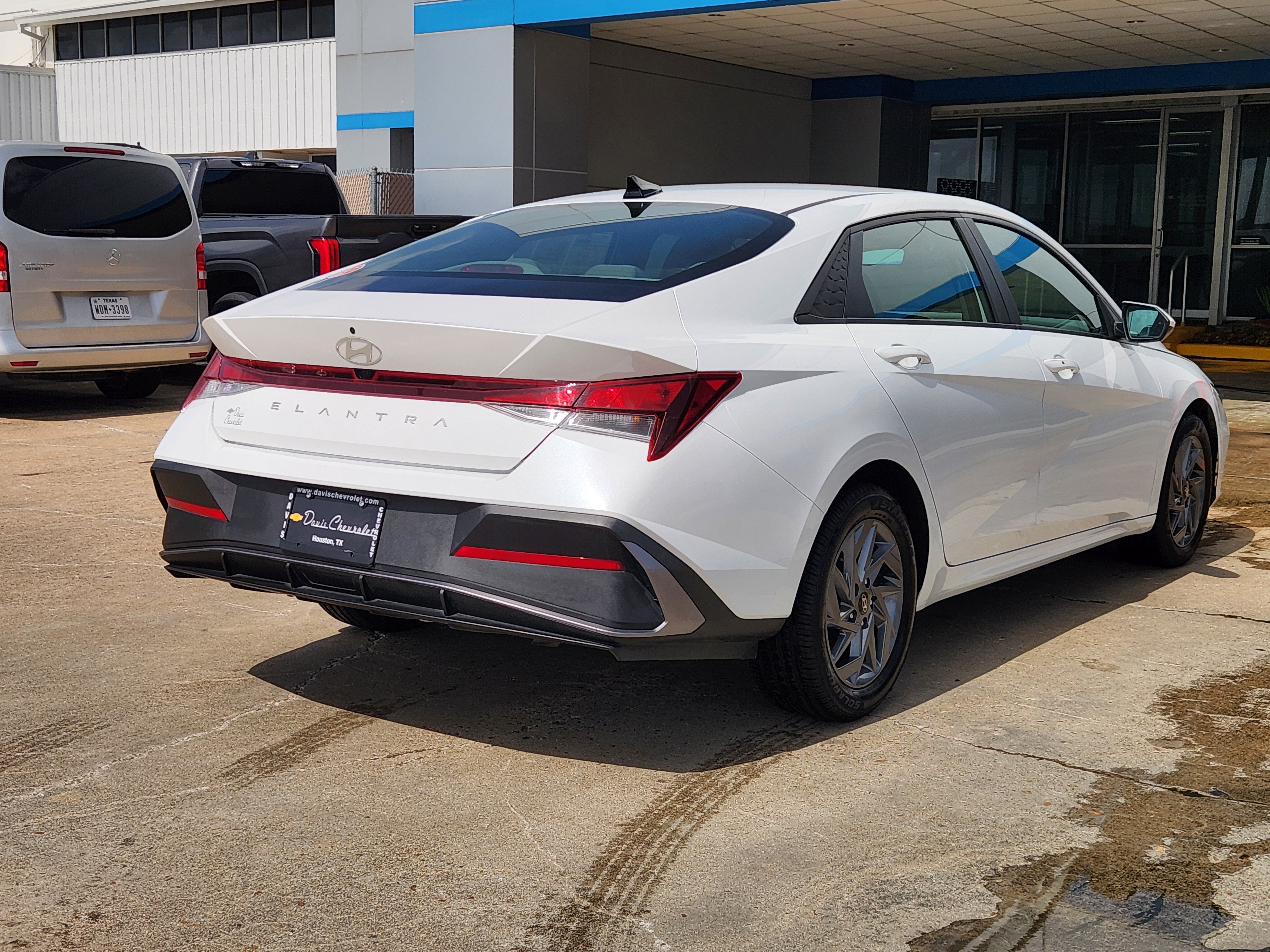 Used 2024 Hyundai Elantra SEL FWD image 5