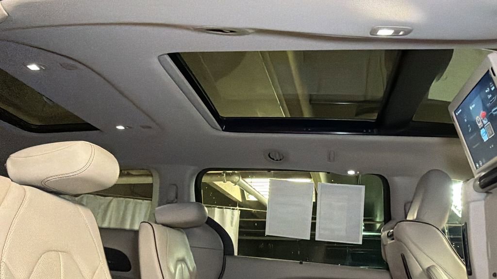 Used 2017 Chrysler Pacifica Limited FWD image 15