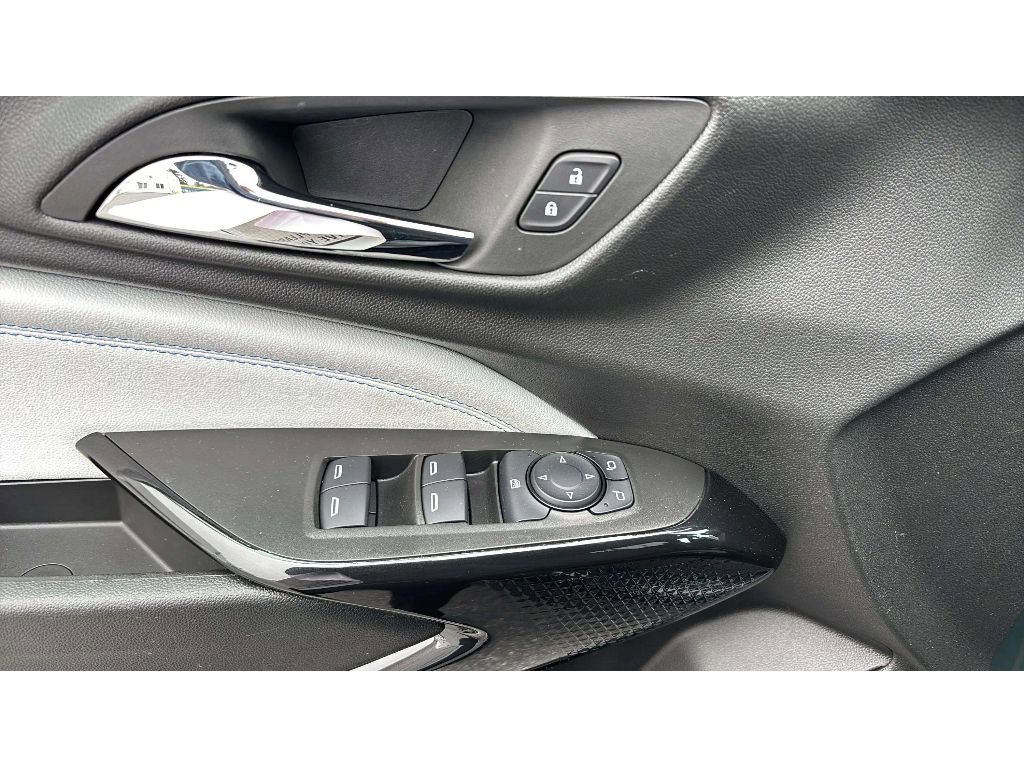 Used 2025 Chevrolet Trax LT w/ Sunroof Package image 18