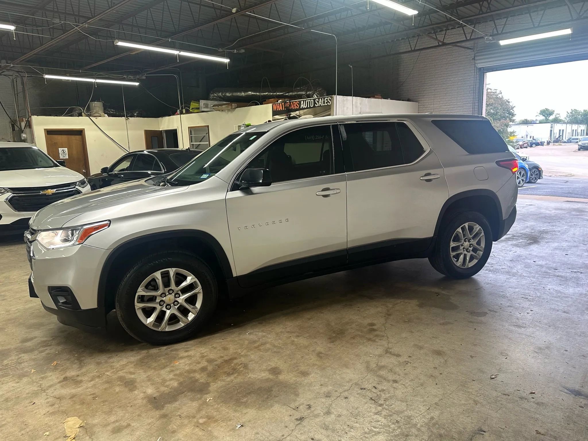 Used 2020 Chevrolet Traverse LS FWD image 2