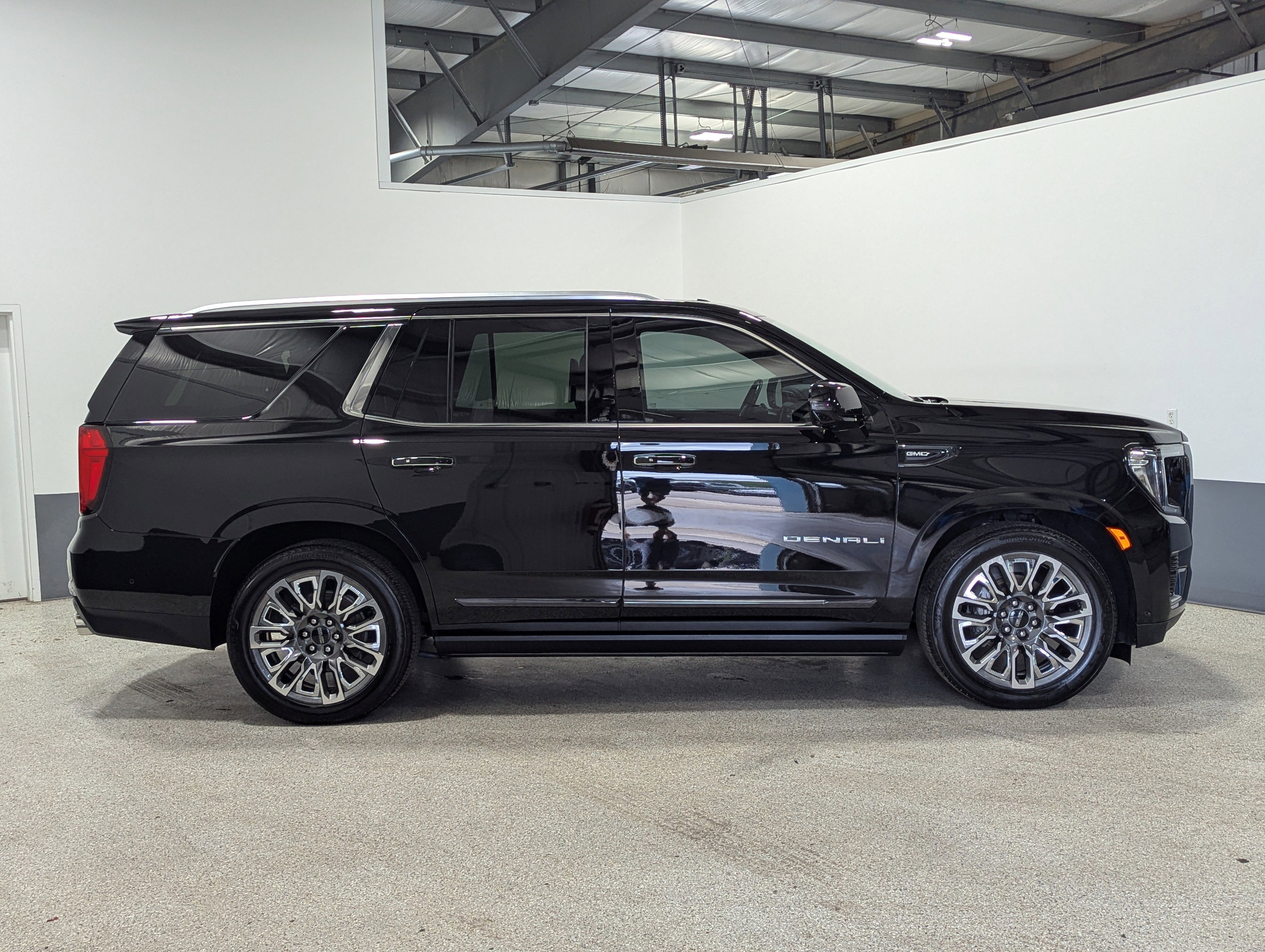 Used 2023 GMC Yukon Denali Ultimate image 2