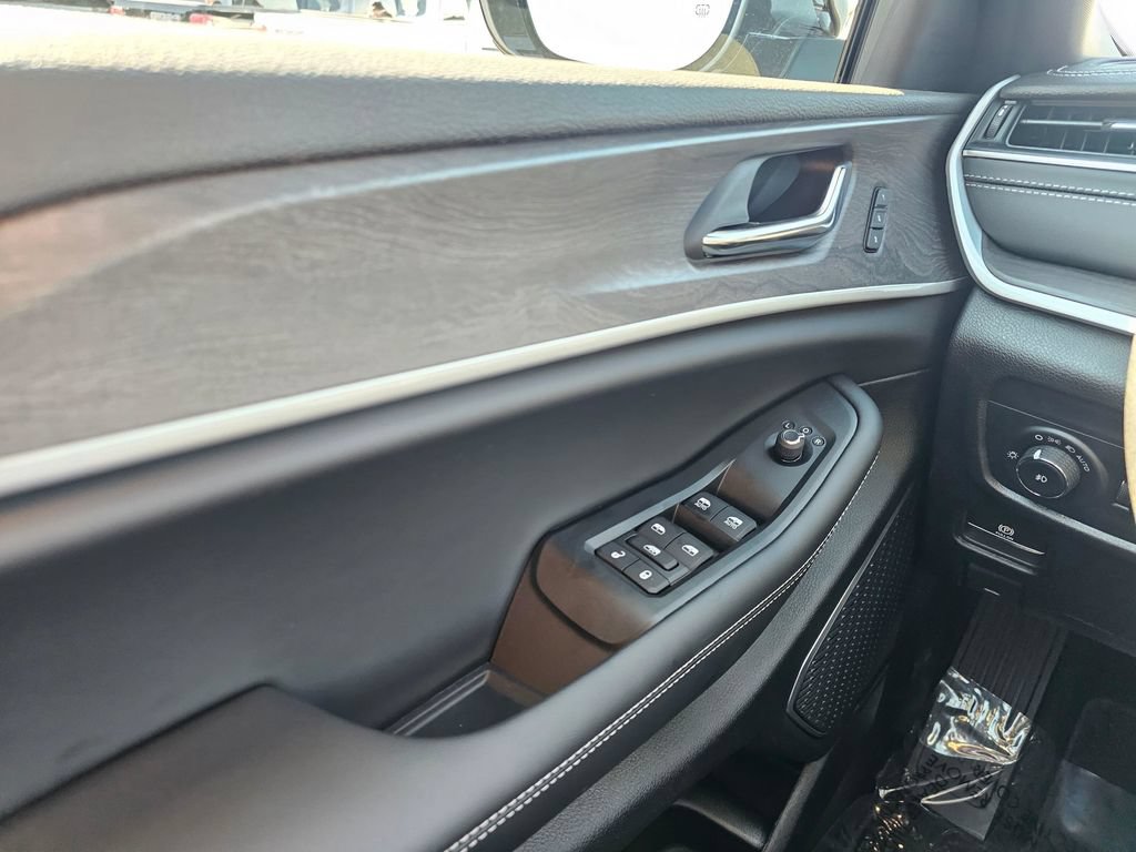 New 2025 Jeep Grand Cherokee Limited w/ Black Appearance Package AWD/4WD image 28