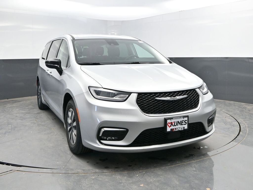 Used 2024 Chrysler Pacifica Select FWD image 4