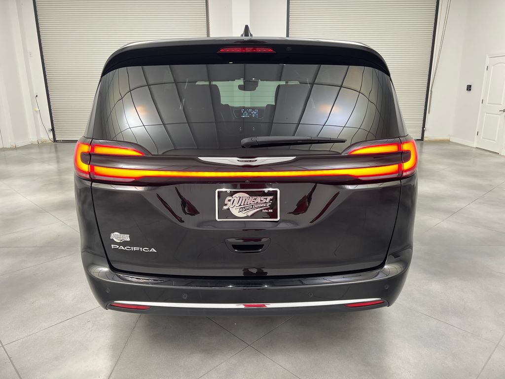 Used 2025 Chrysler Pacifica Select FWD image 8