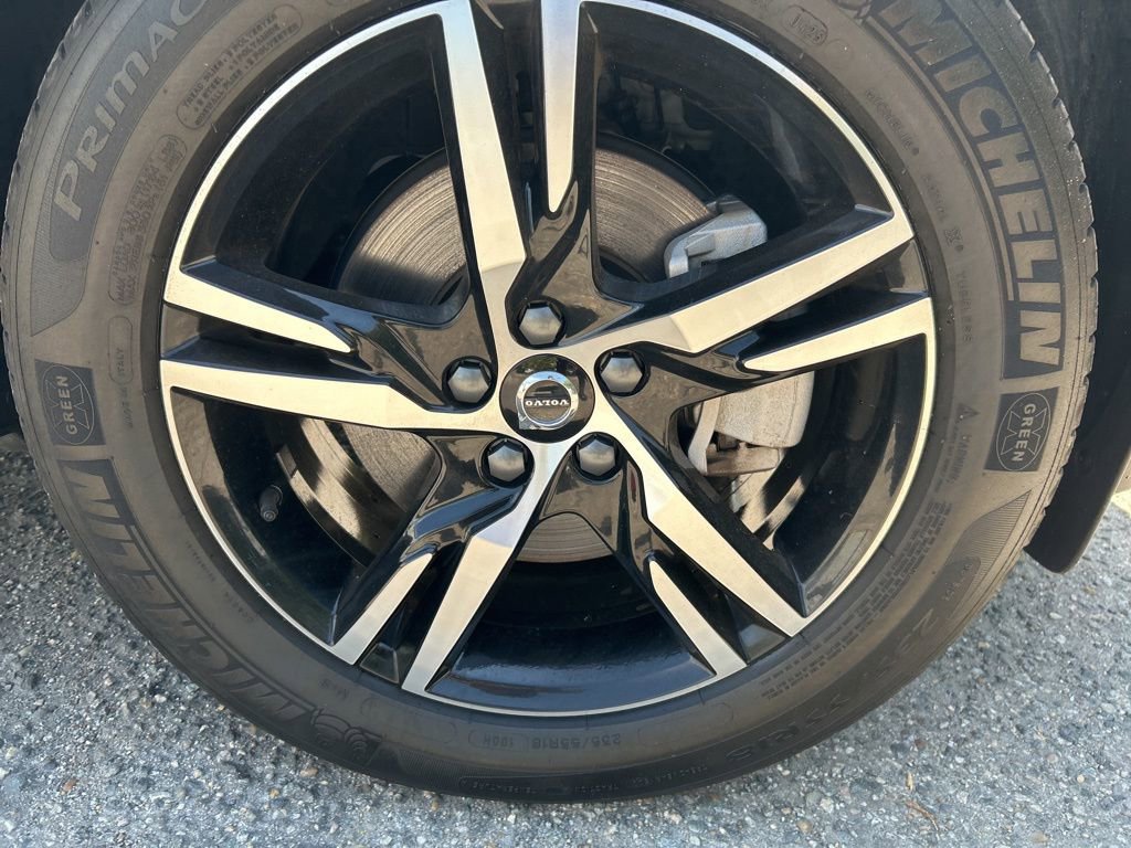 Used 2025 Volvo XC40 B5 Core image 25