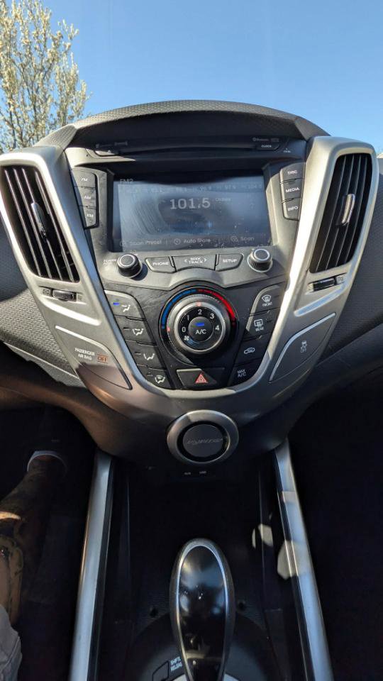 Used 2016 Hyundai Veloster FWD image 15