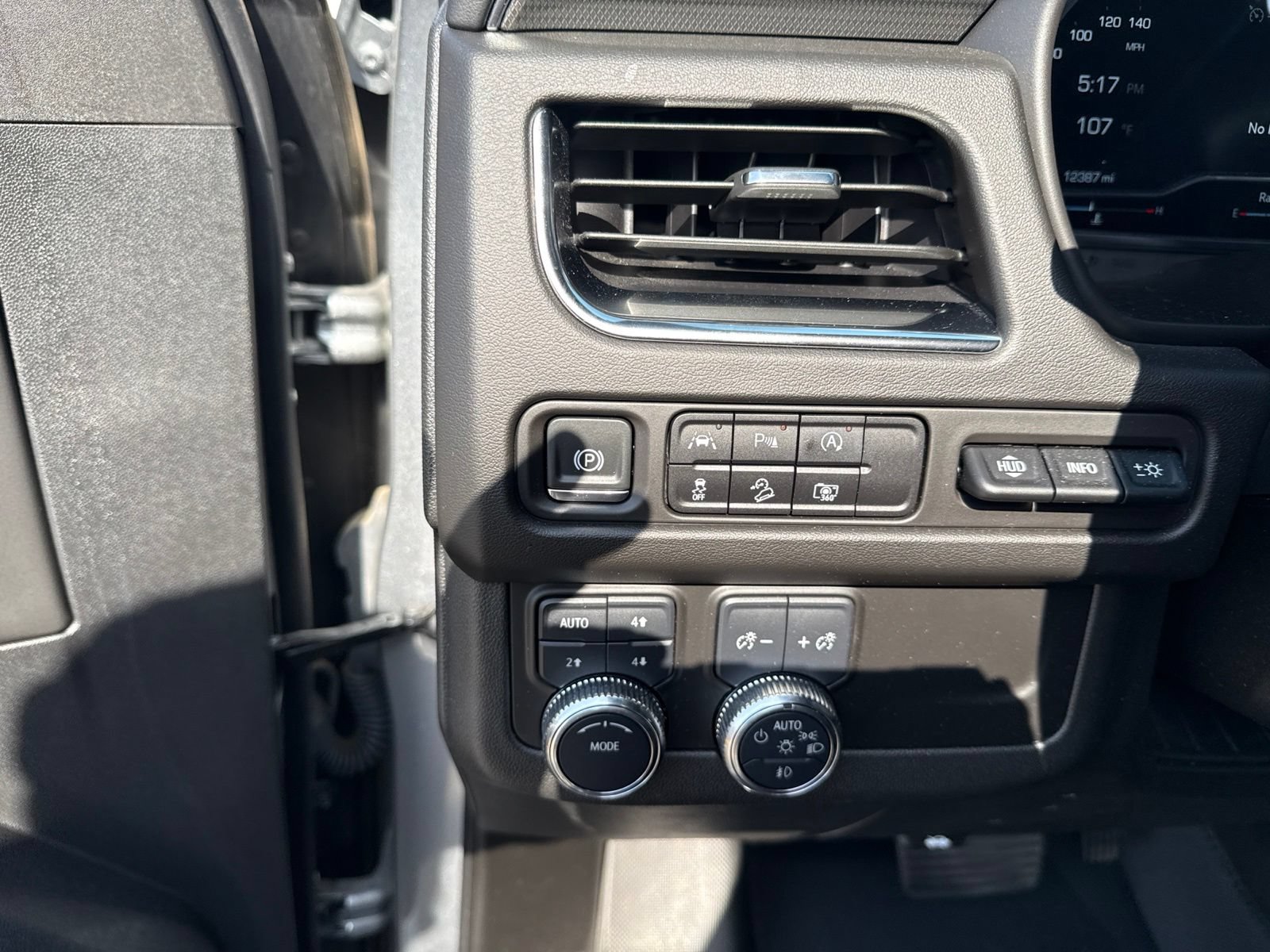 Used 2024 GMC Yukon AT4 w/ Technology Package AWD/4WD image 21