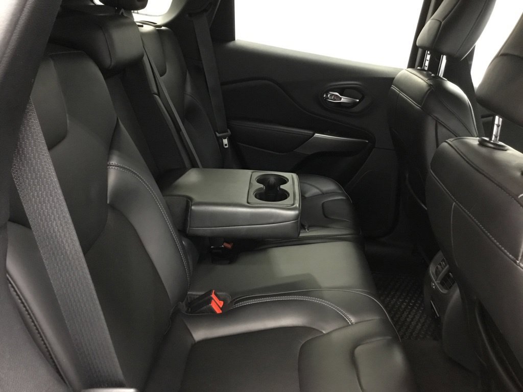 Used 2019 Jeep Cherokee Latitude Plus w/ Cold Weather Group AWD/4WD image 43