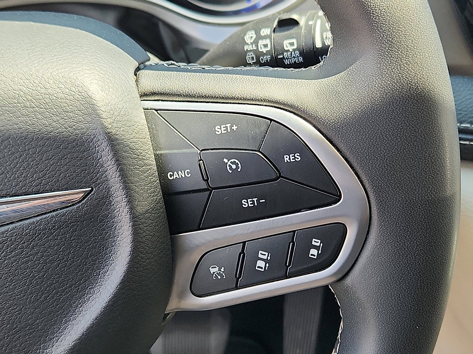 Used 2024 Chrysler Pacifica Limited FWD image 23