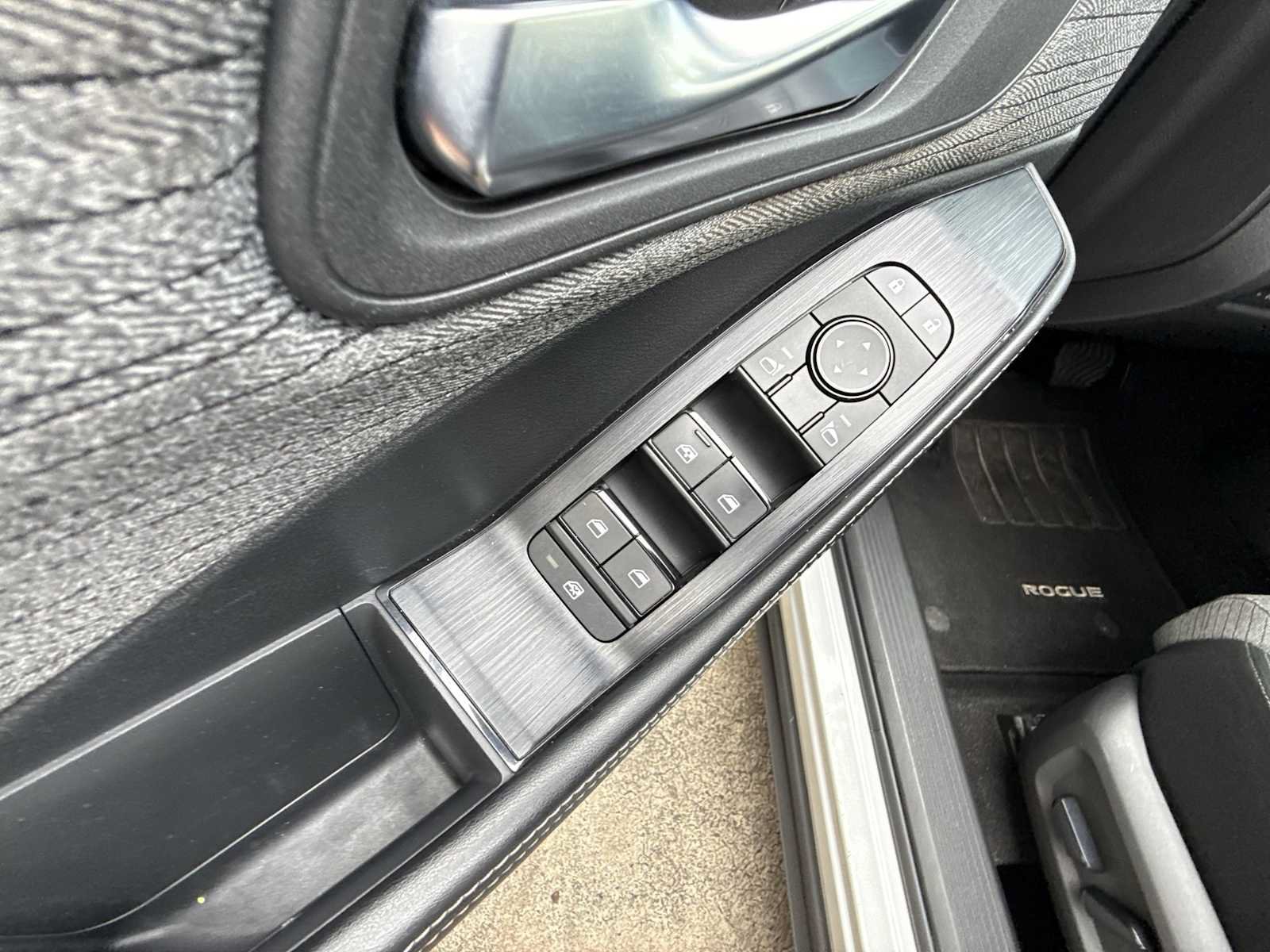 Used 2021 Nissan Rogue SV FWD image 14