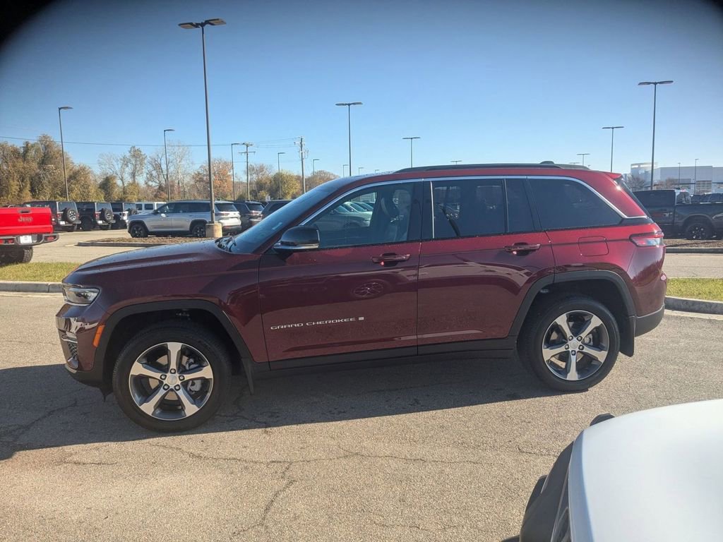 New 2025 Jeep Grand Cherokee Limited w/ Luxury Tech Group II image 2