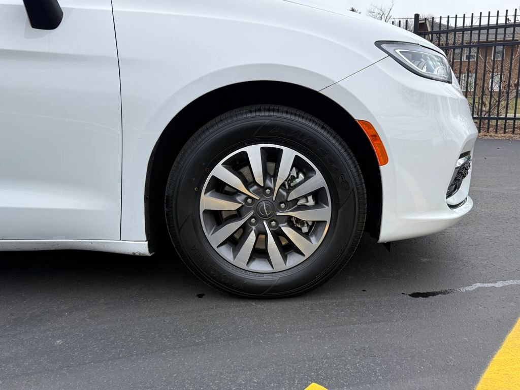 Used 2023 Chrysler Pacifica Touring-L image 9