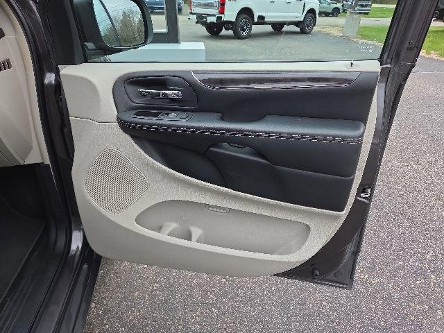Used 2016 Chrysler Town & Country Touring-L FWD image 36