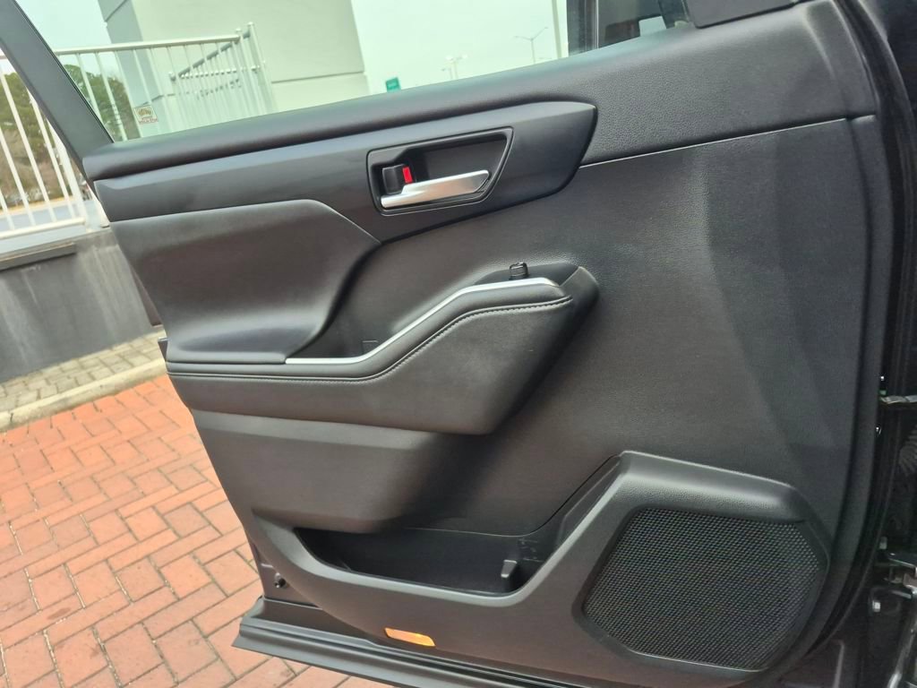 Used 2020 Toyota Highlander XLE image 16