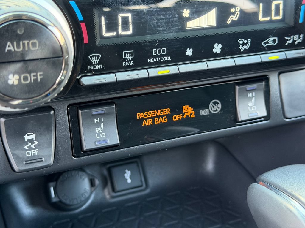 Used 2022 Toyota RAV4 SE w/ Weather & Moonroof Package AWD/4WD image 31