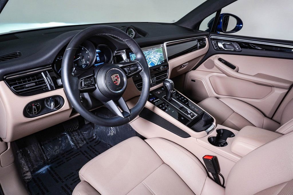 Certified 2025 Porsche Macan image 4