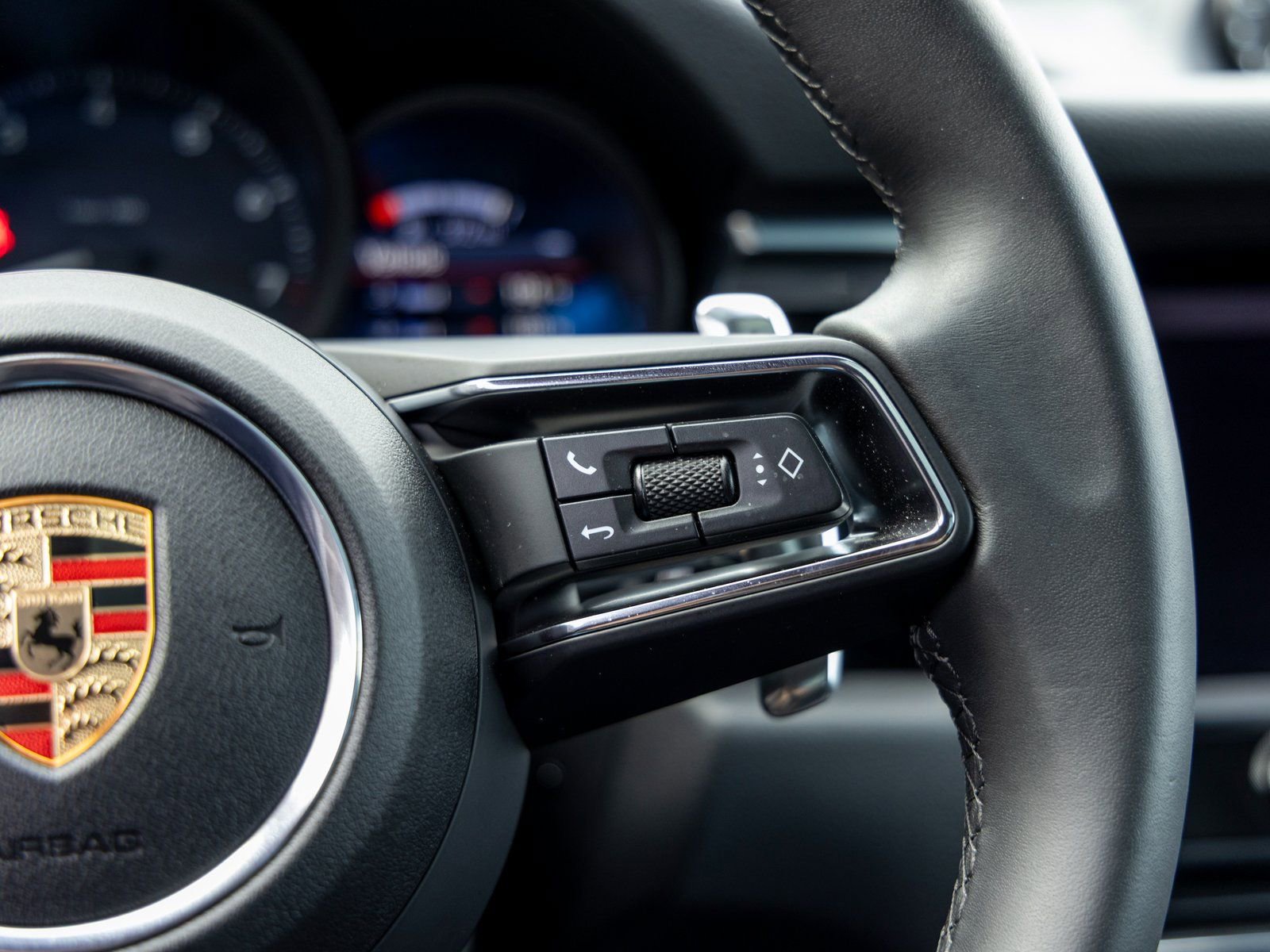 Certified 2025 Porsche Macan image 32