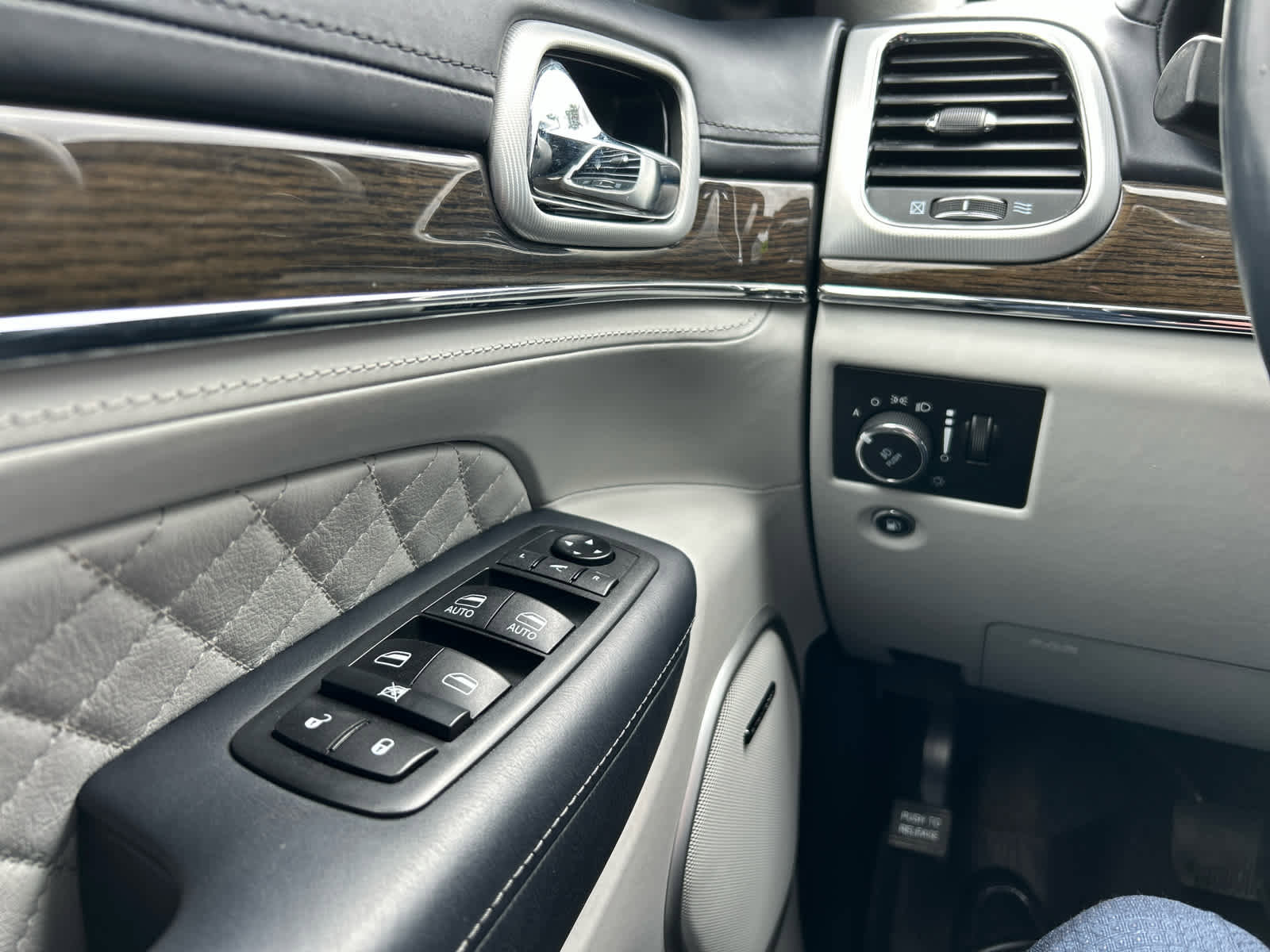 Used 2019 Jeep Grand Cherokee Summit image 23